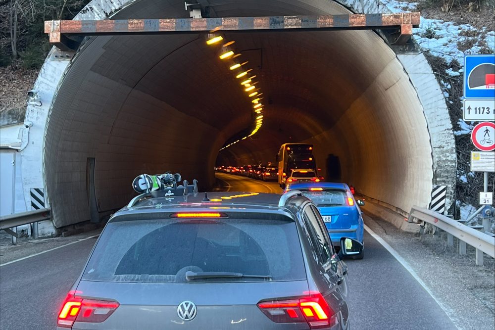 Autoschlangen in einem Tunnel