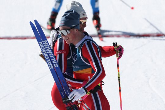 Die beiden norwegischen Skilangläufer umarmen sich nach ihrem Sieg