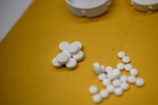 Oxycodone-Tabletten auf einem Tisch