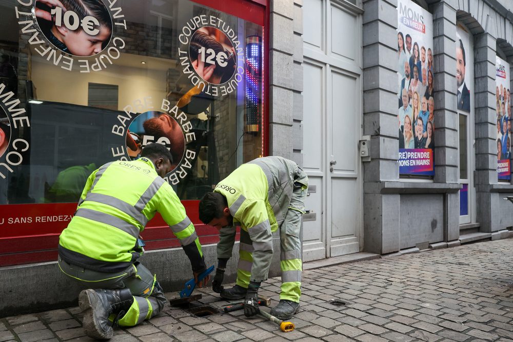 Ores-Mitarbeiter kontrollieren Gas-Anschlüsse in Mons