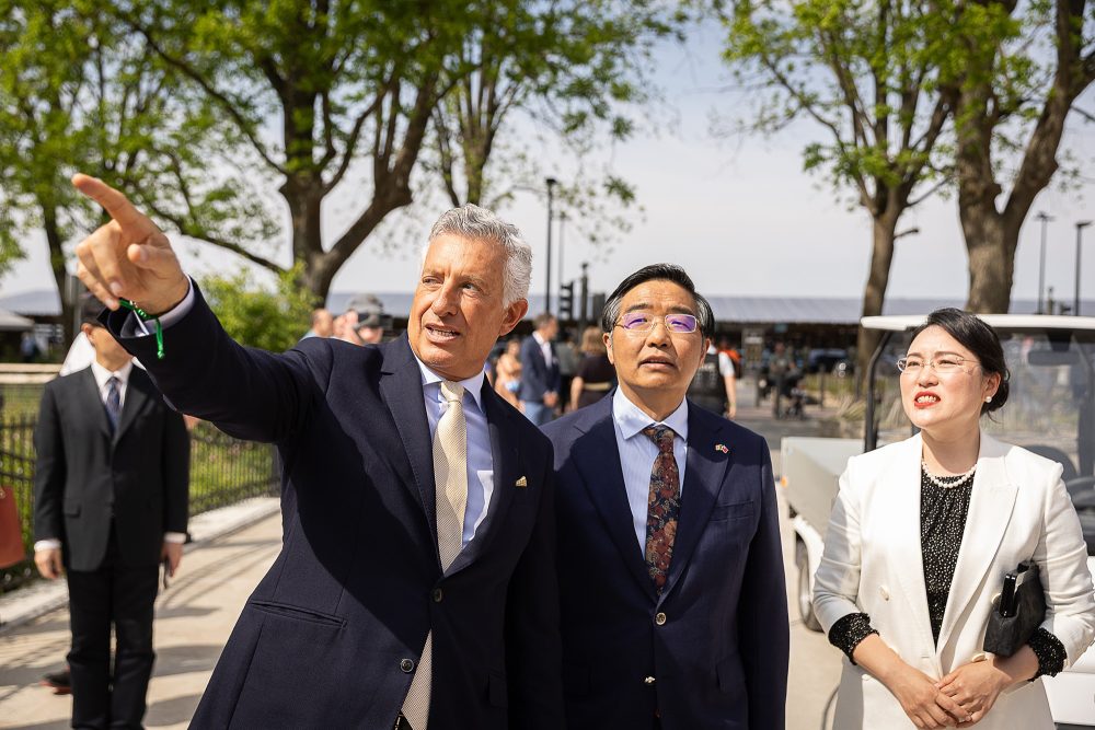 Eric Domb zeigt dem chinesischen Botschafter in Belgien und dessen Frau den Tierpark Pairi Daiza