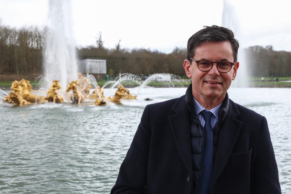 Christophe Leribault steht vor dem Wasserbecken "Bassin d' Apollon"
