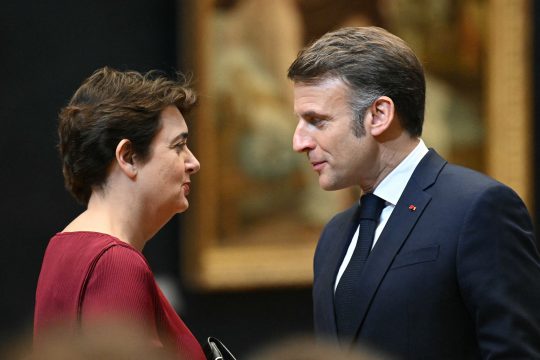 Louvre-Direktorin Laurence des Cars im Gespräch mit Präsident Emmanuel Macron