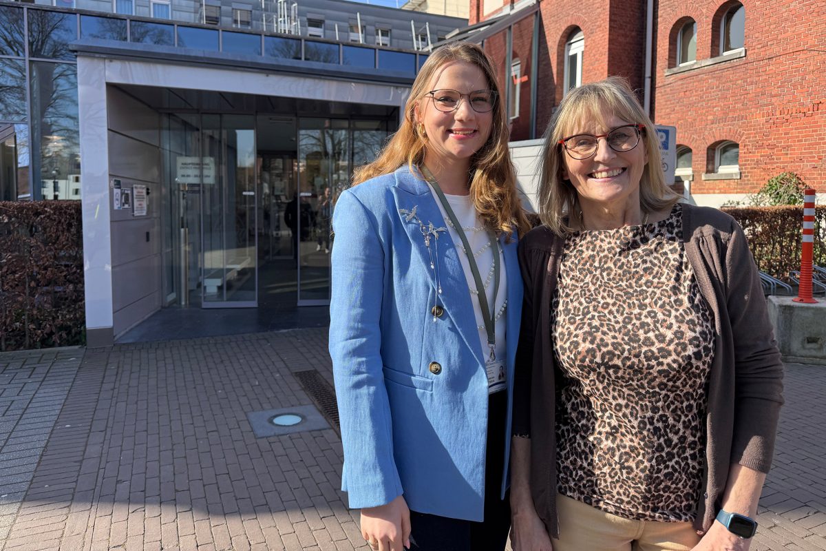 Die Datenschutzbeauftragte Ellen Lecrenier (re.) und Mitarbeiterin Ekaterina Furtseva haben sich fürs Foto vor den Krankenhauseingang gestellt