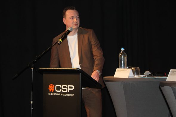 Moderator Robin Emonts