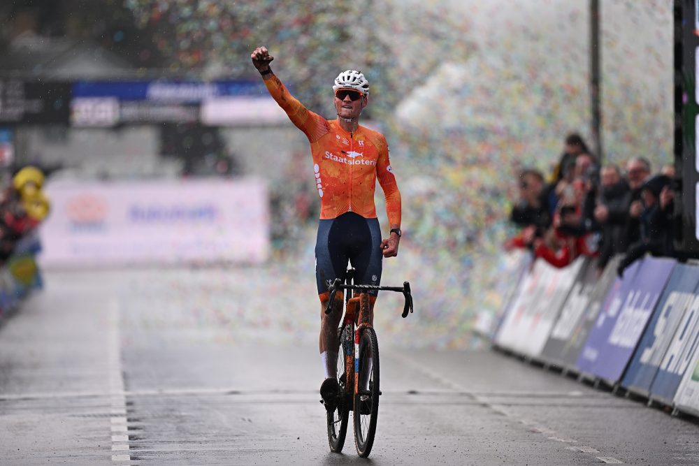 Mathieu van der Poel fährt jubelnd über die Ziellinie