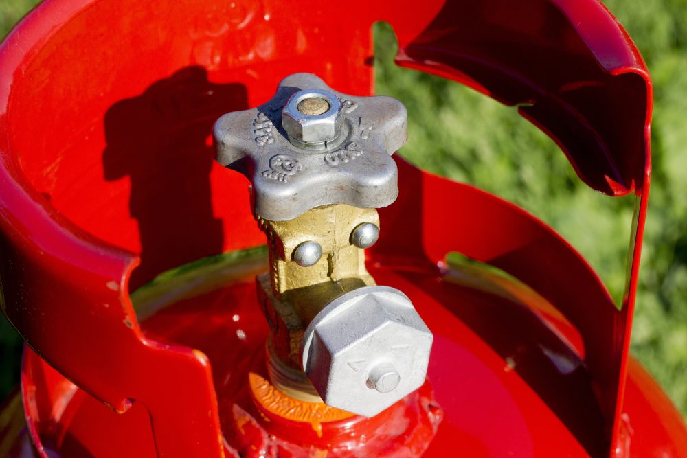 Nahaufnahme einer roten Propangasflasche