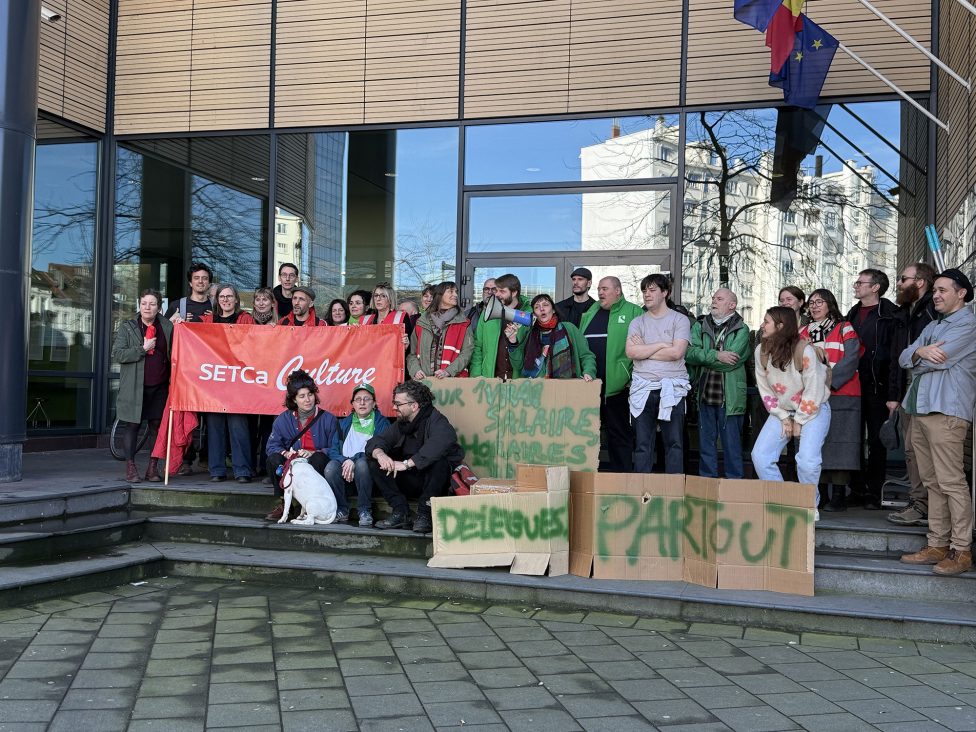 Menschen protestieren vor Gebäude