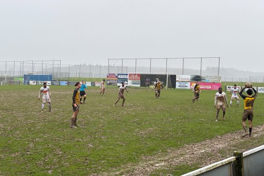 Spieler des RFC Raeren-Eynatten und von Sporting Brüssel in Aktion auf dem Fußballplatz