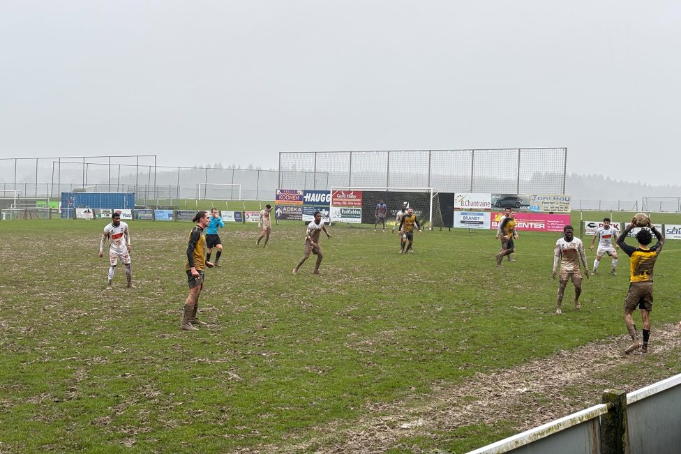 Spieler des RFC Raeren-Eynatten und von Sporting Brüssel in Aktion auf dem Fußballplatz