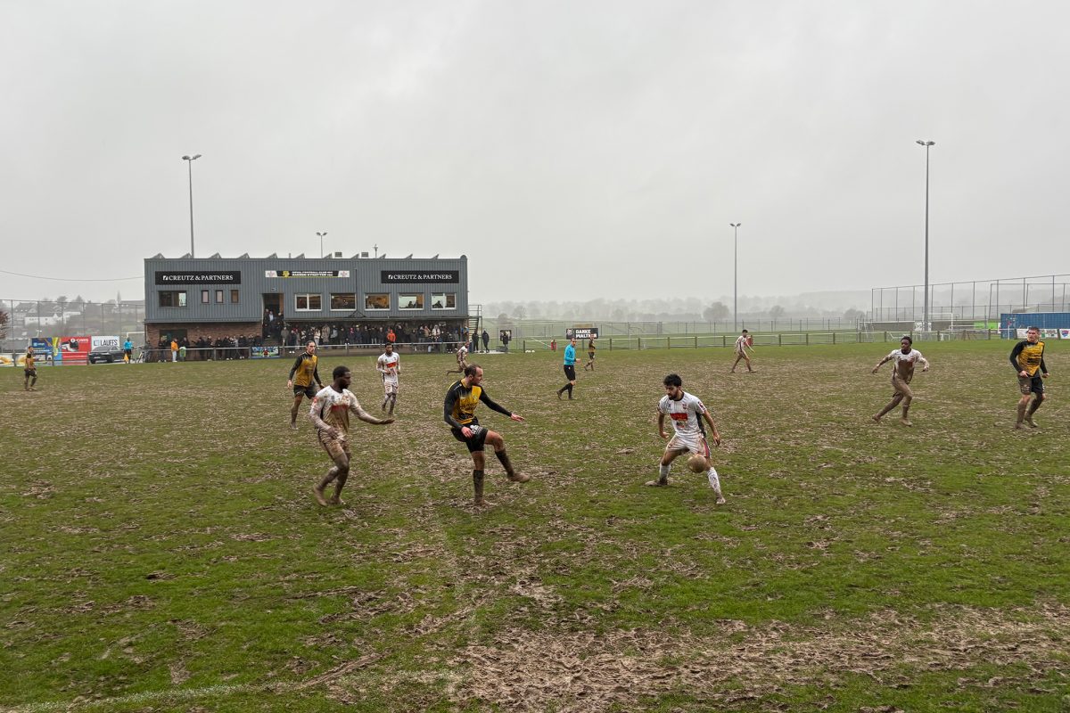 Spieler des RFC Raeren-Eynatten und von Sporting Brüssel in Aktion auf dem Fußballplatz