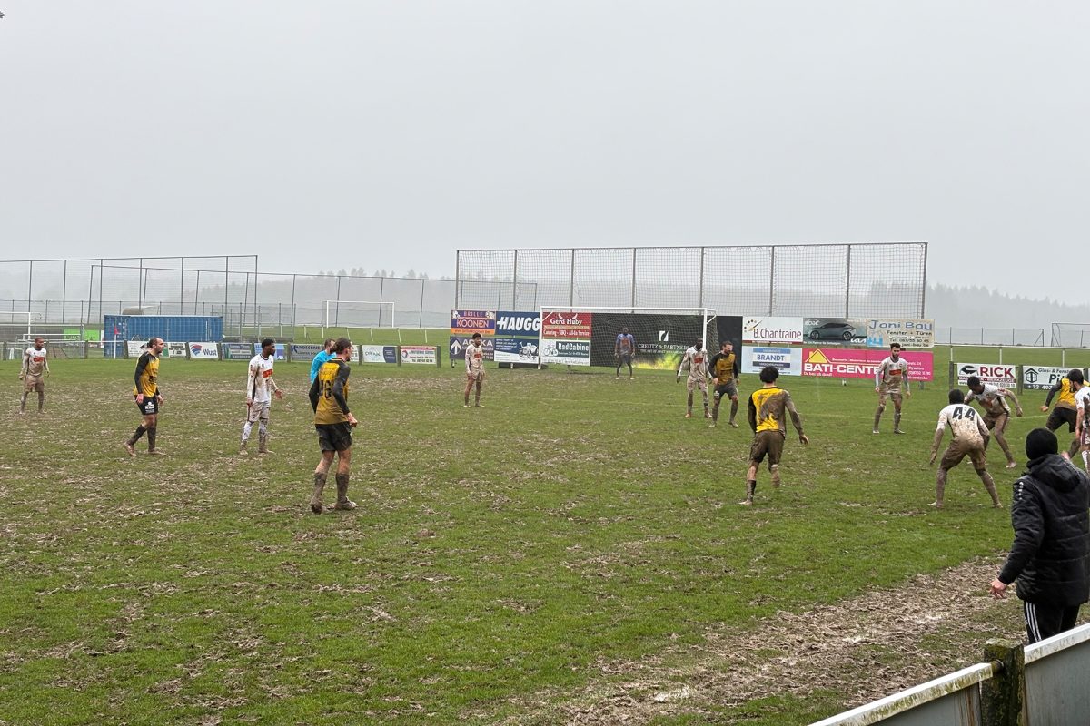 Spieler des RFC Raeren-Eynatten und von Sporting Brüssel in Aktion auf dem Fußballplatz