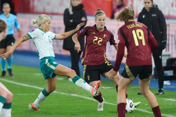 Die Irin Denise O'Sullivan und die Belgierin Laura Deloose kämpfen während eines Fußballspiels um den Ball.