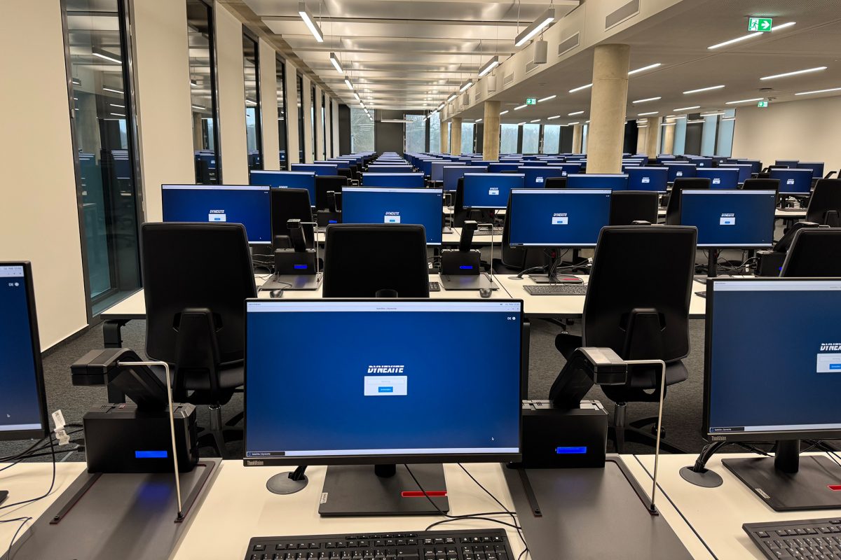 Prüfungsraum mit vielen PCs, neben denen die Scanner stehen