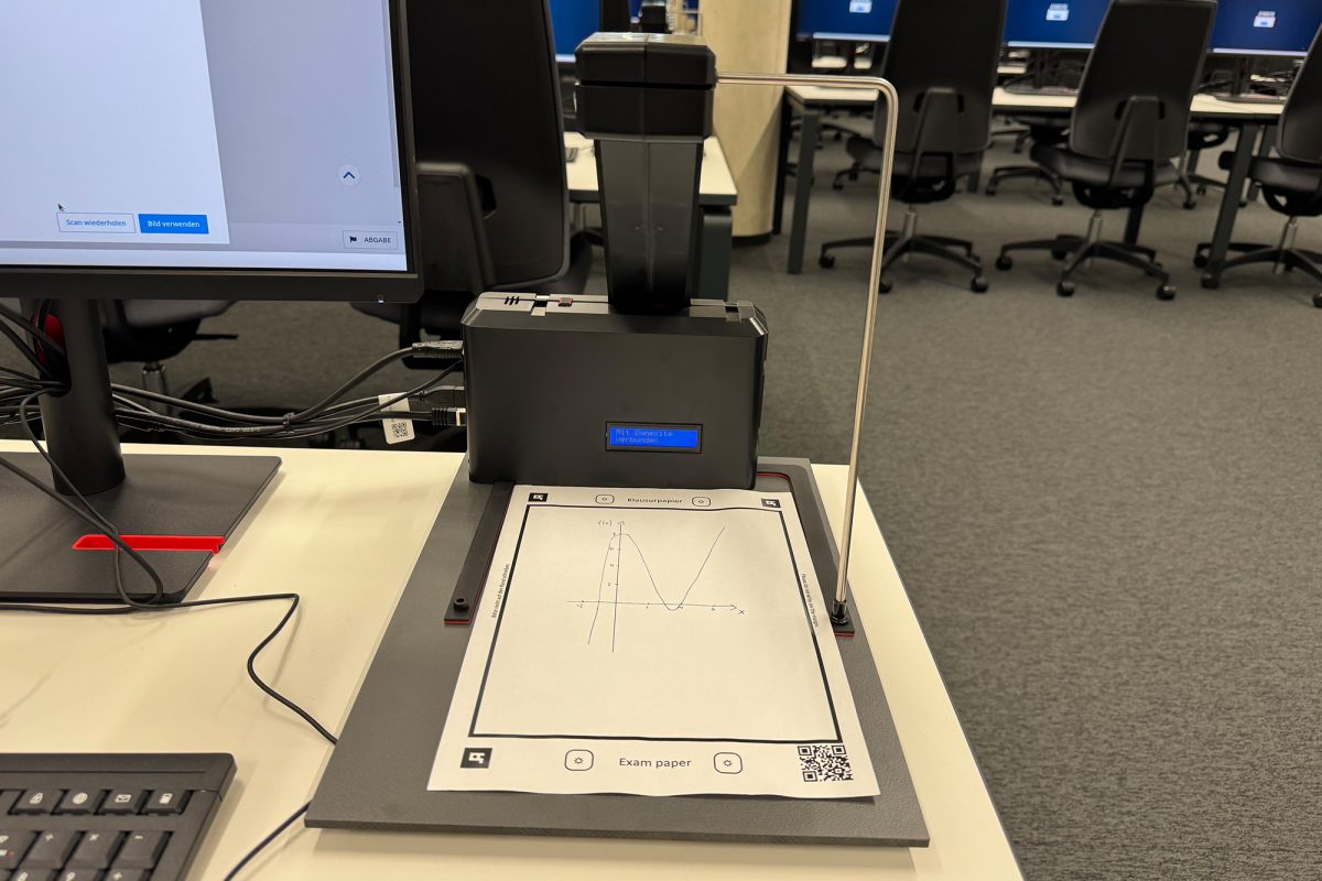 Das Papierblatt liegt auf dem Scanner