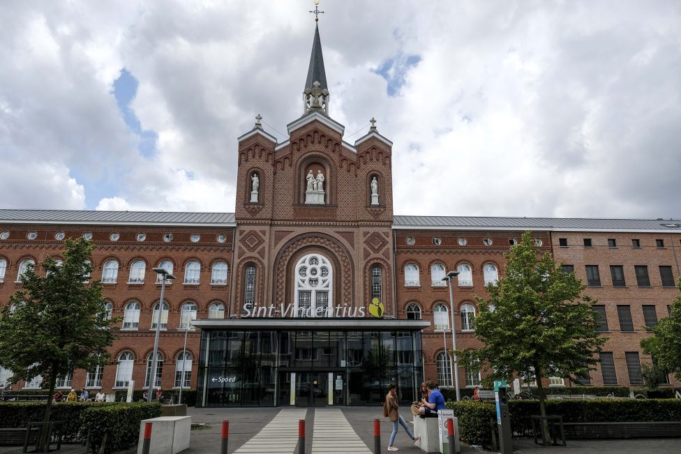 Außenansicht des Krankenhauses Sint-Vincentius in Antwerpen