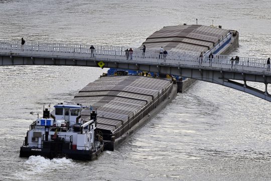 Schiff auf der Maas in Lüttich