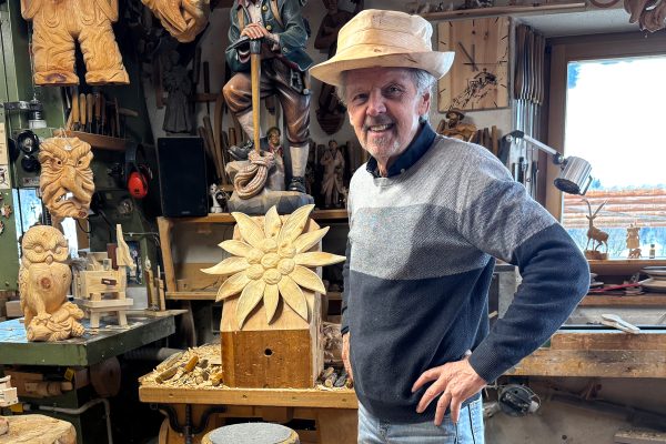 Schnitzer Klaus Kirchler in seinem Atelier in St. Johann im Ahrntal