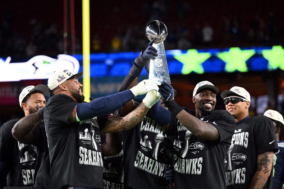 Spieler der Seattle Seahawks halten jubelnd den Pokal in die Höhe