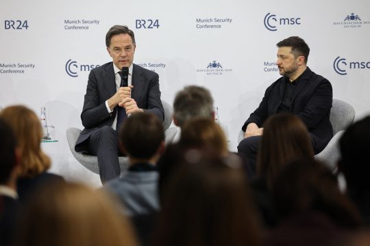 Der ukrainische Präsident Selenskyj bei einer Podiumsdiskussion mit Nato-Generalsekretär Rutte im Rahmen der Münchner Sicherheitskonferenz