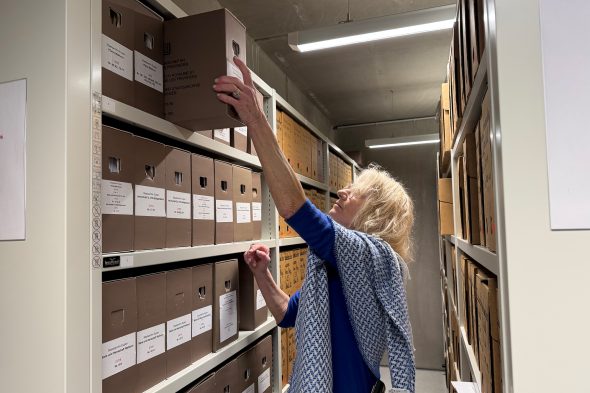 Els Herrebout zwischen Aktenschränken