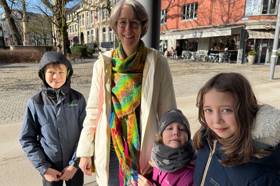 Mama Marieke Brüls-Lehnen mit den Kindern Fabian, Emilia und Fiona am Eupener Marktplatz