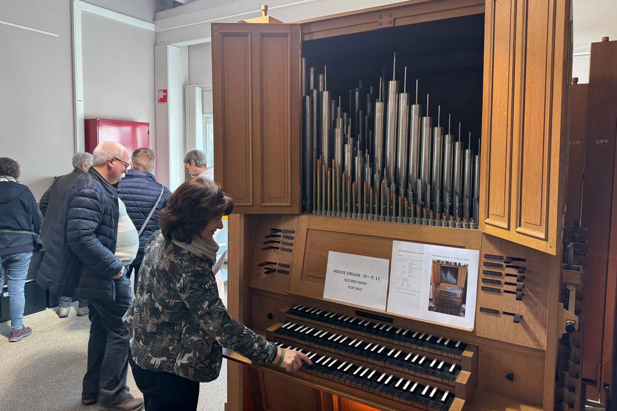 Besucher beim Tag der offenen Tür, eine Frau probiert eine Orgel aus