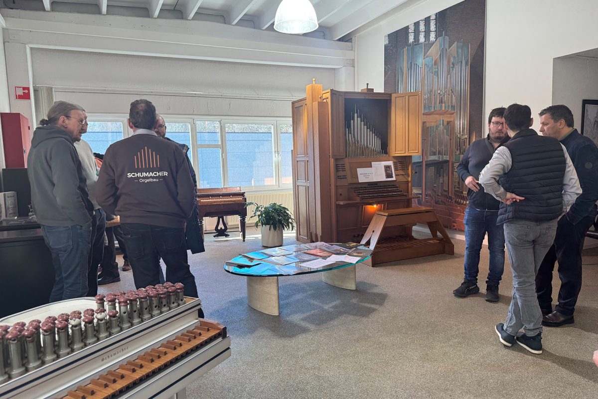 Besucher beim Tag der offenen Tür