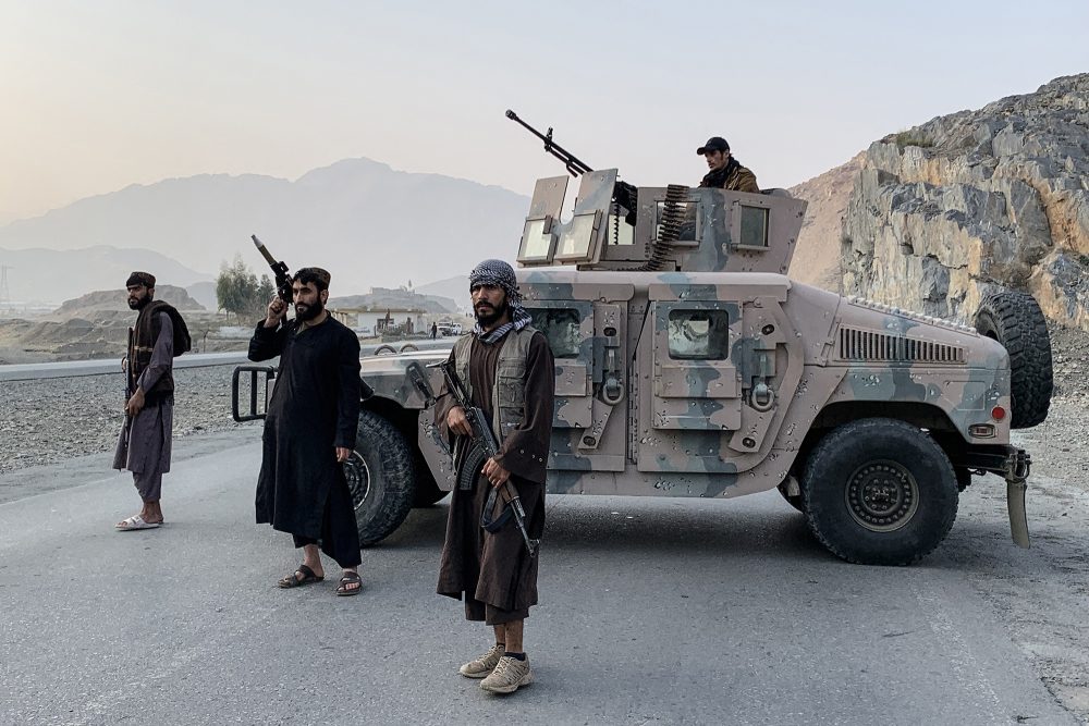 Taliban-Kämpfer an der afghanisch-pakistansichen Grenze in Torkham