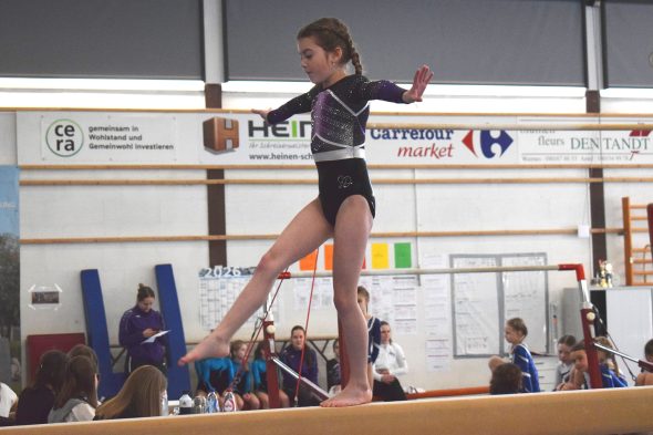 Turnerin beim Tumbling in Nidrum