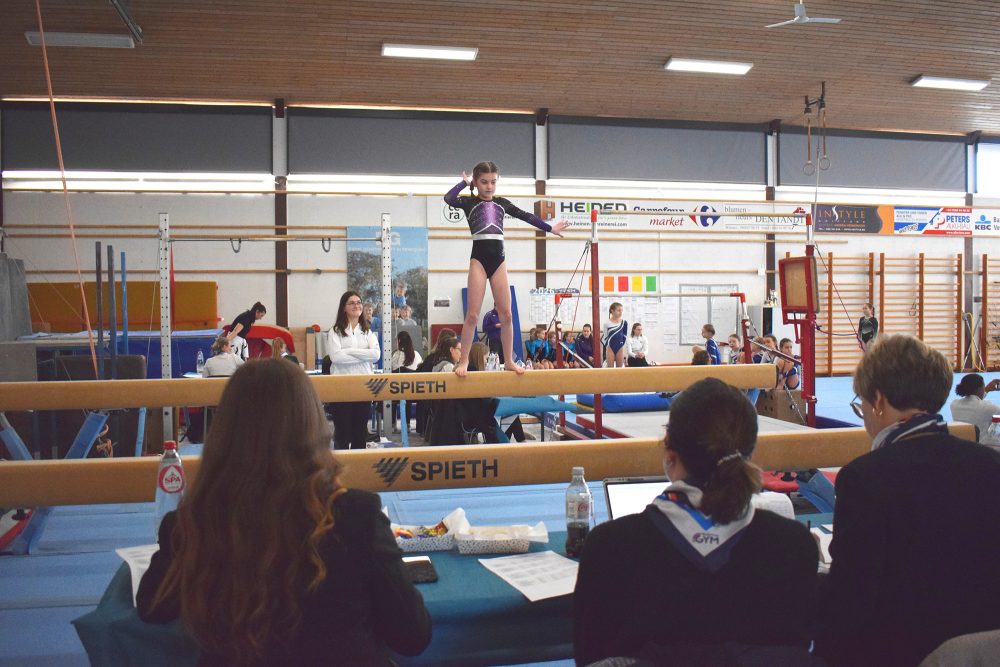 Turnerin und Jury beim Tumbling in Nidrum