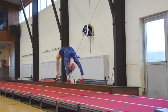 Turnerin beim Tumbling in Nidrum