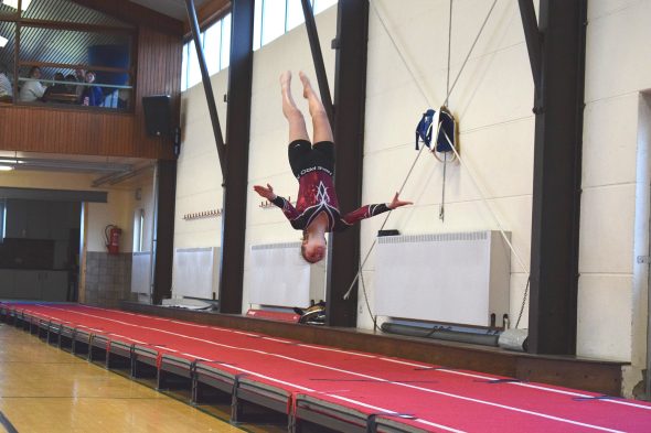 Turnerin beim Tumbling in Nidrum