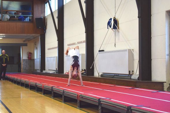 Turner beim Tumbling in Nidrum