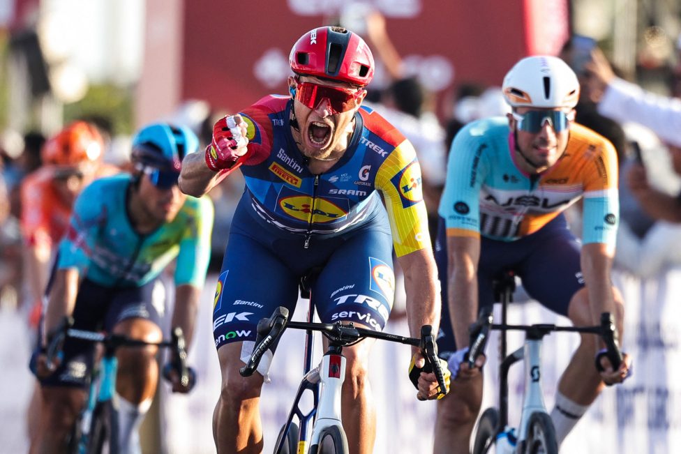 Jonathan Milan ballt die rechte Faust beim Überqueren der Ziellinie in al-Fujairah in den Vereinigten Arabischen Emiraten