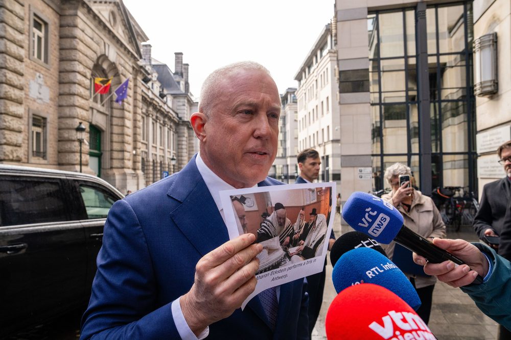 Bill White, US-Botschafter in Belgien, hält ein Foto einer rituellen Beschneidung hoch