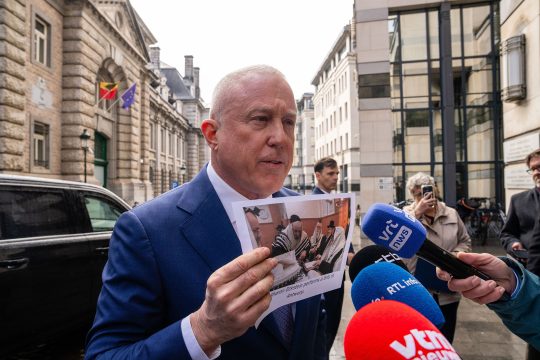 Bill White, US-Botschafter in Belgien, hält ein Foto einer rituellen Beschneidung hoch