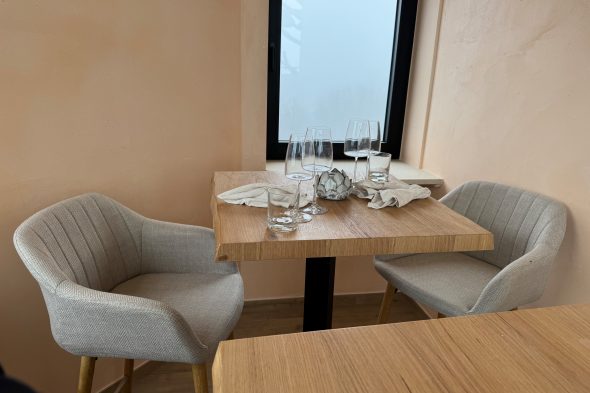 Gedeckter Tisch an Fenster