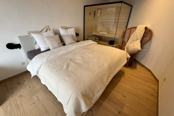 Bett und Kleiderschrank in Hotelzimmer