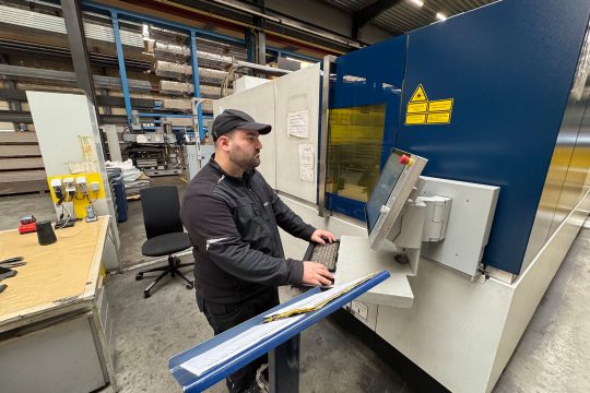 Yusuf Annak am Computer an seinem Arbeitsplatz