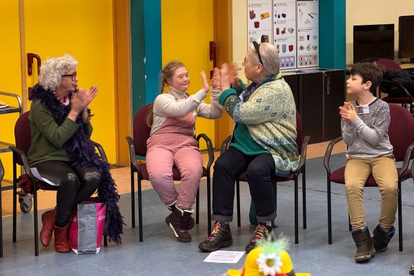 Inklusive Generationsbrücke zwischen Schülern des ZFP und Senioren aus dem Dorfhaus Eynatten