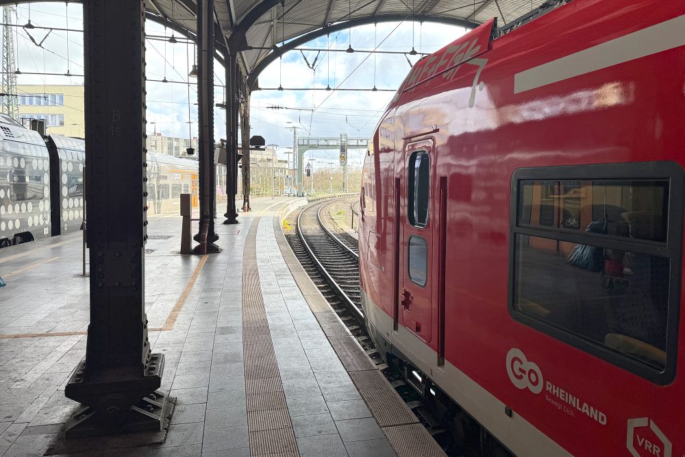 Zug im Aachener Hauptbahnhof