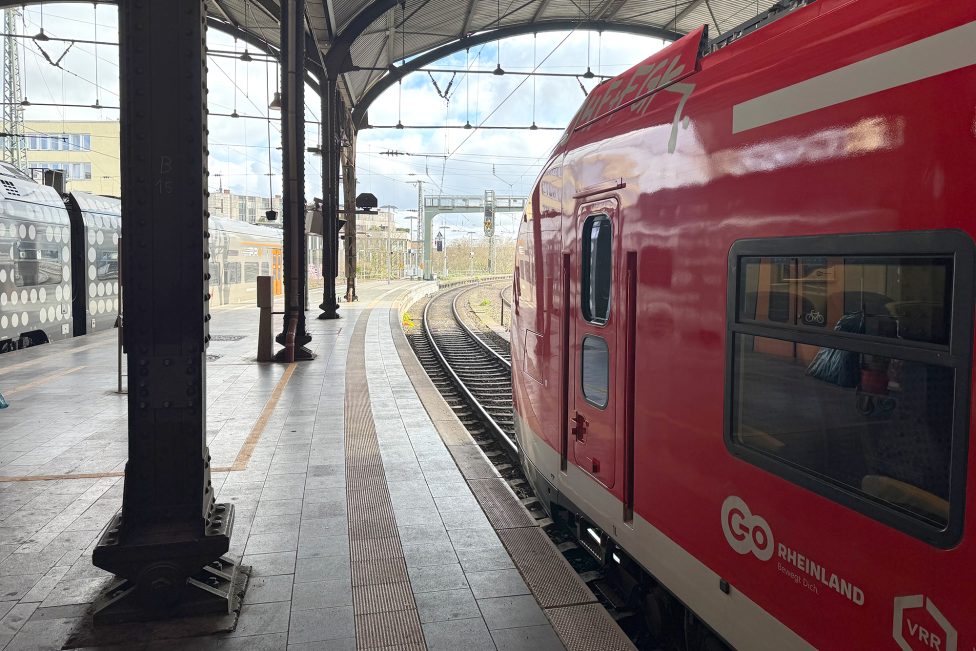 Zug im Aachener Hauptbahnhof