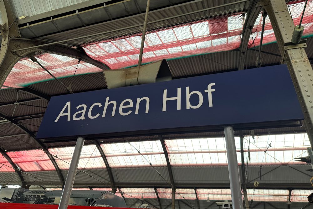 Schild "Aachen Hauptbahnhof"