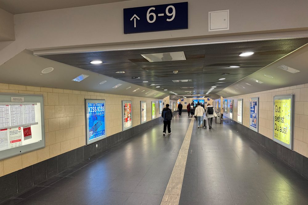 Tunnel zu den Gleisen im Aachener Hauptbahnhof