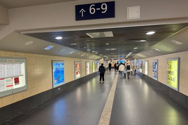 Tunnel zu den Gleisen im Aachener Hauptbahnhof