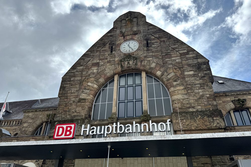 Gebäude des Aachener Hauptbahnhofs mit Zeitanzeige