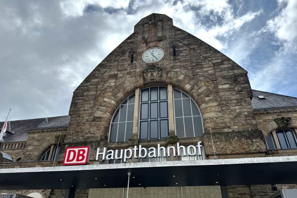 Gebäude des Aachener Hauptbahnhofs mit Zeitanzeige