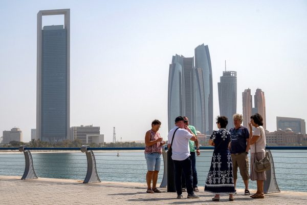 Touristen vor den Etihad Towers in Abu Dhabi