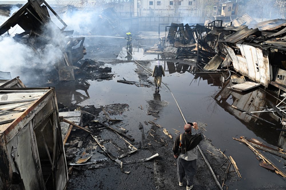 Feuerwehrleute bei Löscharbeiten in dem völlig zerstörten Gebäude
